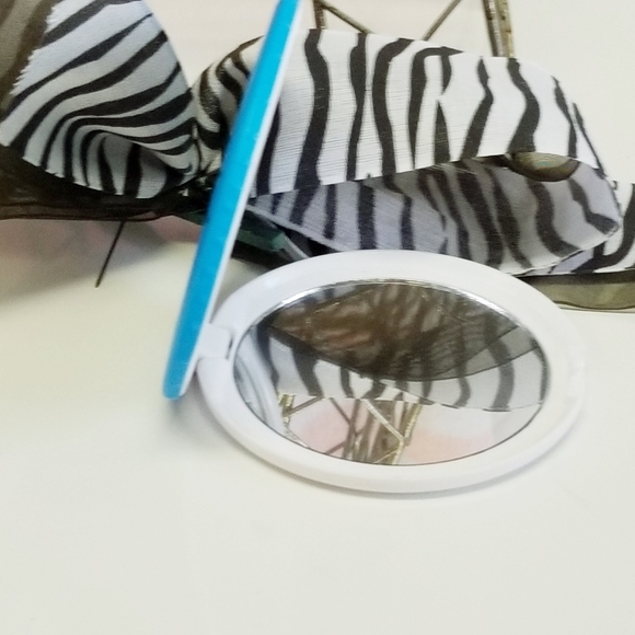 Hello Kitty Blue Compact Mirror New - Picture 5 of 8